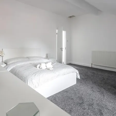 Spacious 4 Bed House In Birmingham, Suitable For Contractors * Birmingham