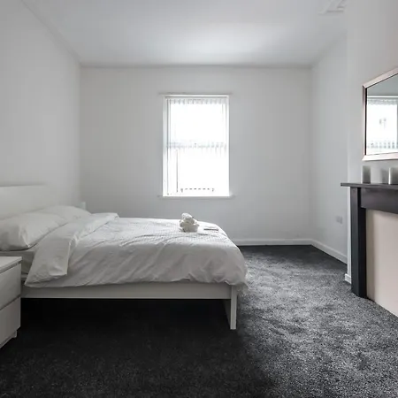 Spacious 4 Bed House In Birmingham, Suitable For Contractors Birmingham
