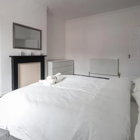 Spacious 4 Bed House In Birmingham, Suitable For Contractors *