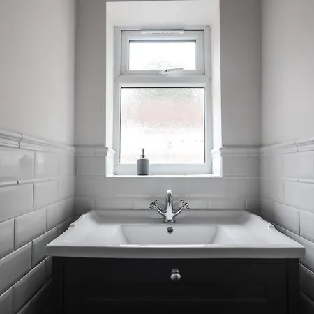 Spacious 4 Bed House In Birmingham, Suitable For Contractors