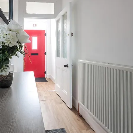 Spacious 4 Bed House In Birmingham, Suitable For Contractors
