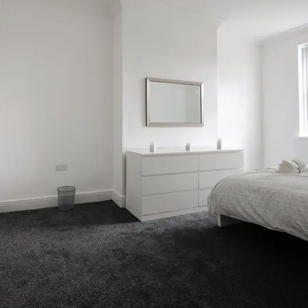 Spacious 4 Bed House In Birmingham, Suitable For Contractors *