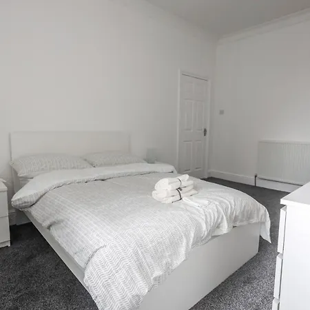 Spacious 4 Bed House In Birmingham, Suitable For Contractors *