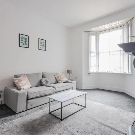 Spacious 4 Bed House In Birmingham, Suitable For Contractors Сasa de vacaciones